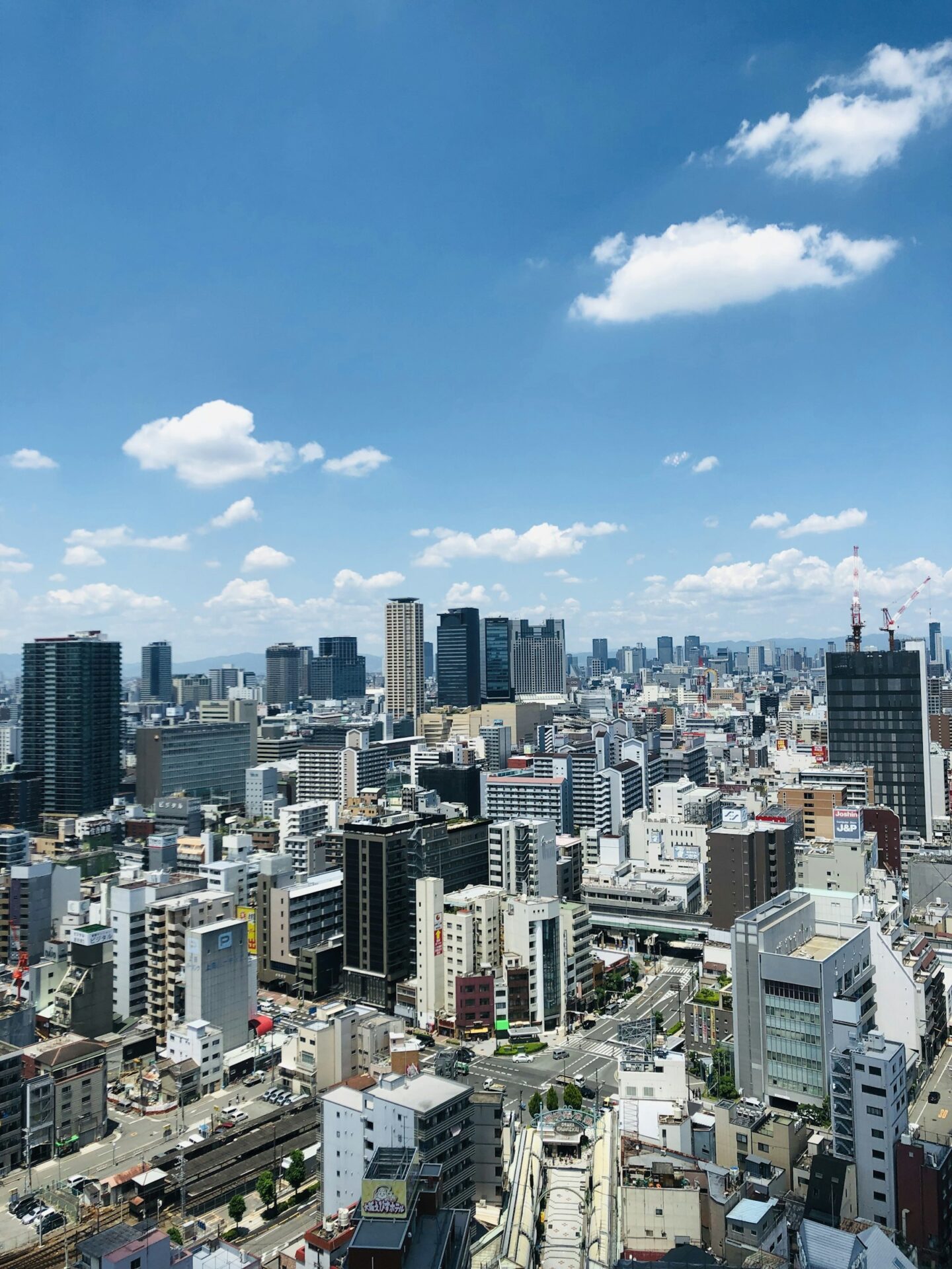 青空と大阪の街並み